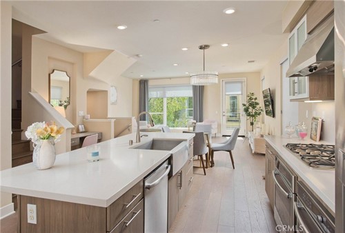 6749 Gill Way,  Los Angeles, CA 90068