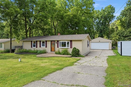 608 Snyder Rd, Highland, MI 48357