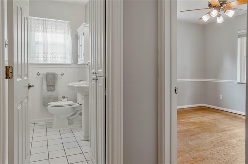 Hall bath off the 2nd bedroom