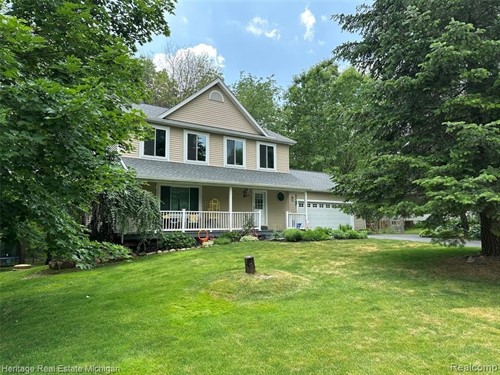 2456 Spartans Trl, Hamburg Township, MI 48169
