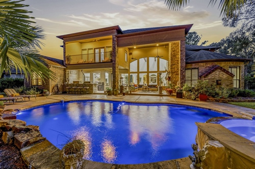 Shimmer heated poolspa in large back yard