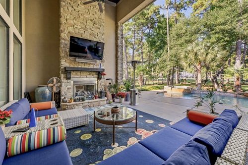 Inviting outdoor retreat off Den