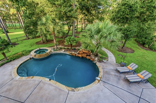 Heres a peek at the gorgeous backyard!