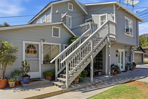 Triplex 2 one bedrooms with bonus studio