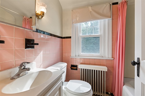 Upstairs Full Bathroom