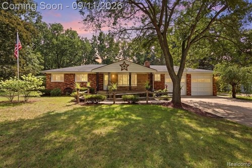 9985 Cedar Island Rd,  White Lake, MI 48386