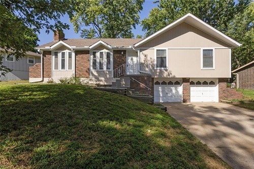 323 SW Gladstone Dr,  Blue Springs, MO 64014