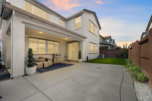 4121 Trinity Alps Way Roseville CA 95747 backyard dusk from corner by fence patio gr57vd
