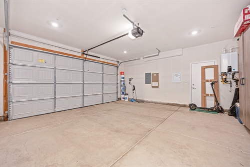 4121 Trinity Alps Way Roseville CA 95747 garage looking at doors gr48