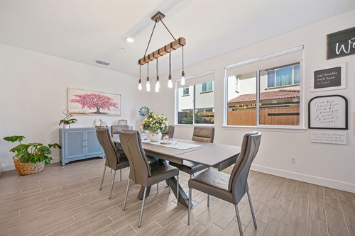 4121 Trinity Alps Way Roseville CA 95747 dining looking at windows gr19