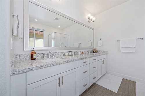 4121 Trinity Alps Way Roseville CA 95747 primary bath vanity gr32