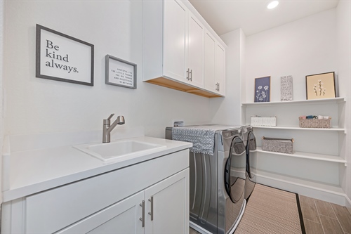 4121 Trinity Alps Way Roseville CA 95747 laundry gr40