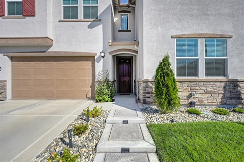 4121 Trinity Alps Way Roseville CA 95747 steps to porch gr5