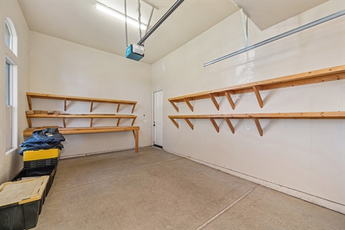 4095 Kingsbarns Drive Roseville CA 95747 1-car garage with shelves gr93