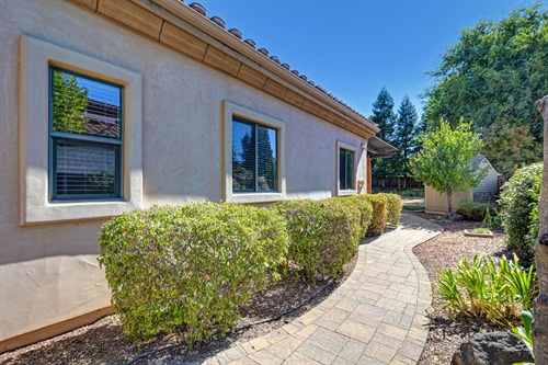 4095 Kingsbarns Drive Roseville CA 95747 backyard side walkway gr124