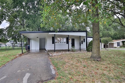 1022 Helvetia Dr,  Highland, IL 62249