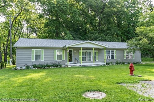 464 Sparks Ln,  Walled Lake, MI 48390
