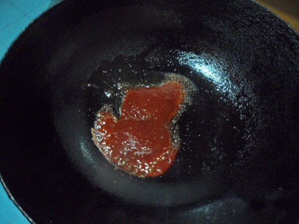 Add 30g of oil, and after heating, add sauce and stir well.