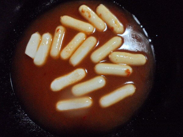 Add rice cakes, add water to cook rice cakes