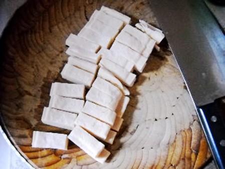 Cut boiled white meat into small pieces