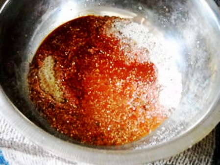 Put steamed meat rice powder into a bowl