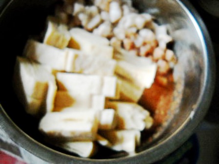 Put the meat and tofu into the rice powder