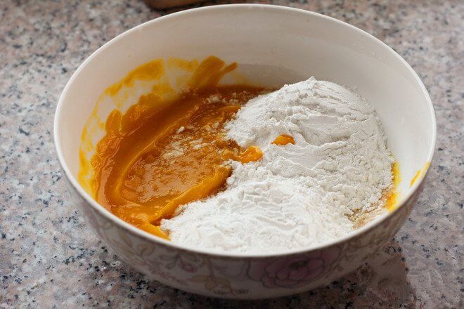 Add the right amount of glutinous rice flour.