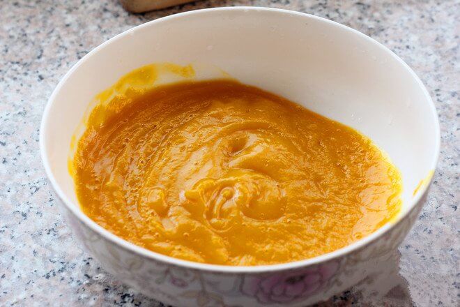 Pour out the beaten pumpkin puree