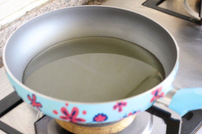Put an appropriate amount of vegetable oil in the pot and heat it over medium-low heat.