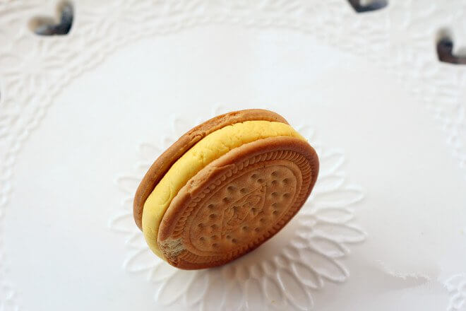 Put the biscuits up and down, sandwich the pumpkin pie in between