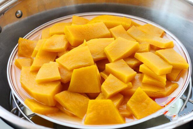 Remove the steamed pumpkin puree.