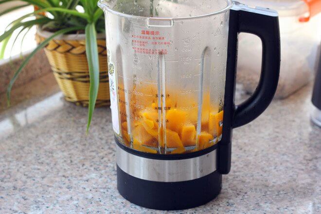 While hot, put in Supor Soymilk Maker and add two tablespoons of white sugar.
