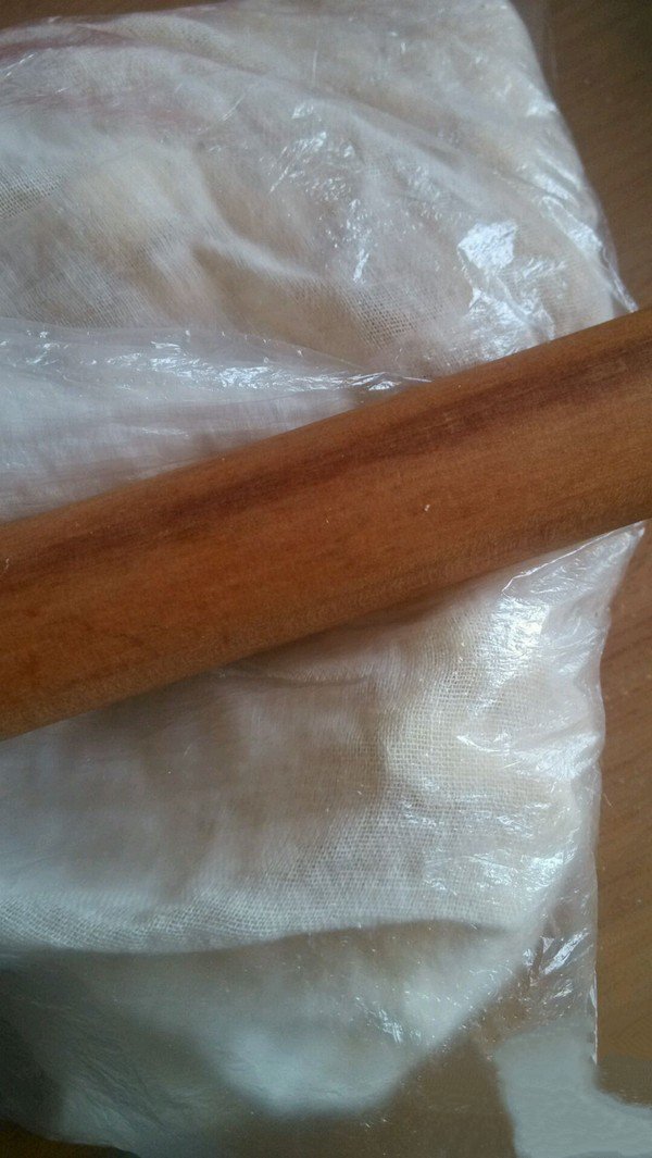 A rolling pin is used to knock and roll