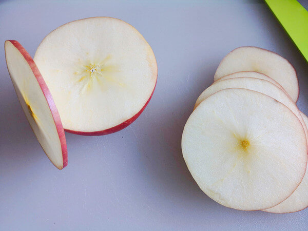 Cut it into thin slices with a thickness of about 2-3mm,