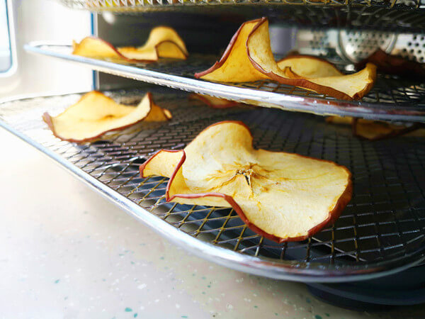 When time is up, the delicious dried apples are dried,