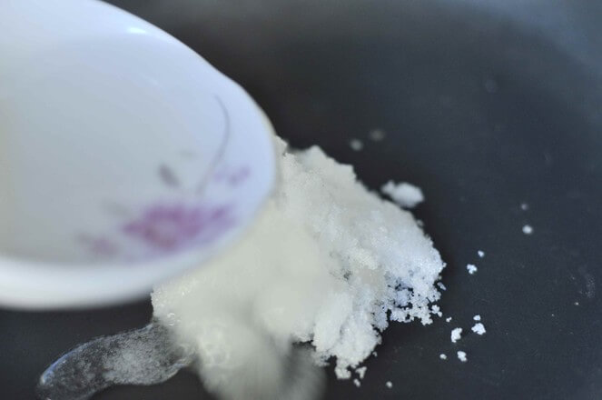 Put 2 tablespoons of white sugar and 2 tablespoons of water in a separate pot.