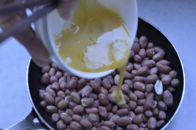Rinse the peanuts in advance, drain them, pour the egg mixture and mix well