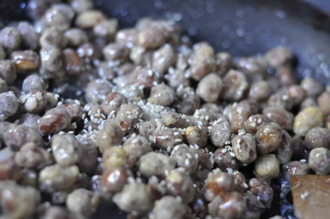 Sprinkle with white sesame, you can turn off the heat, out of the pot.