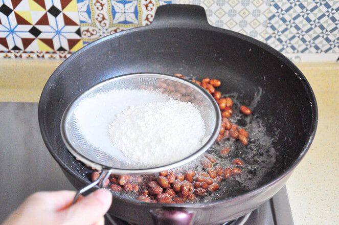 Quickly sift in the fried corn starch
