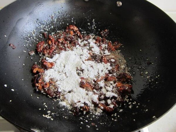Add cornstarch and stir evenly