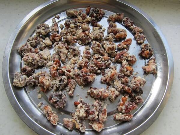 Pour out the walnut kernels while hot,