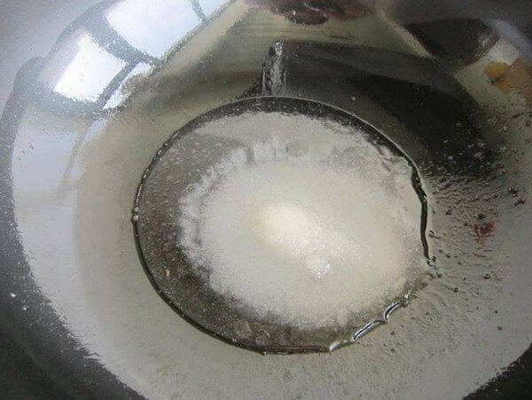 Pour sugar and water into the wok and heat on low heat