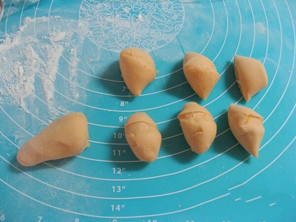 Take an appropriate amount of pumpkin puree