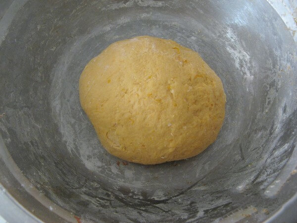 While the pumpkin puree is hot