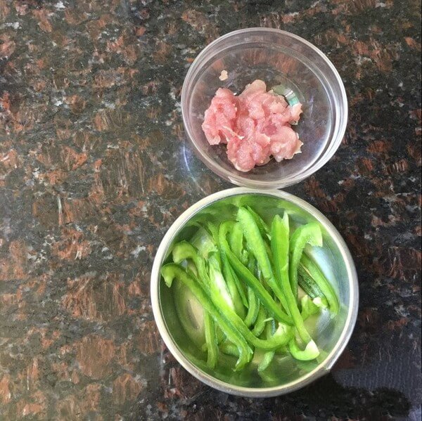 Wash and slice lean meat.