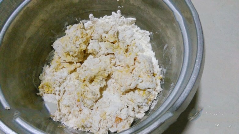 Mix flour with yeast powder.