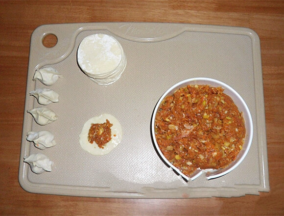 The dumpling skin was bought in advance.