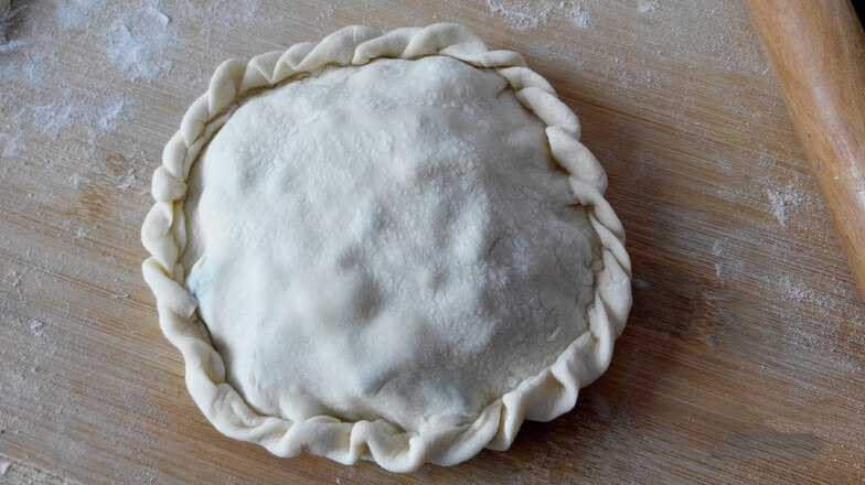 Apply a layer of oil to the electric baking pan.