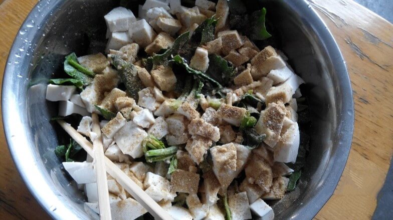 Cut the tofu into pieces.