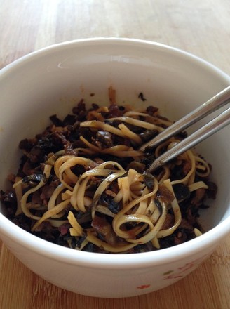 Pickled Cabbage Shredded Pork Noodles